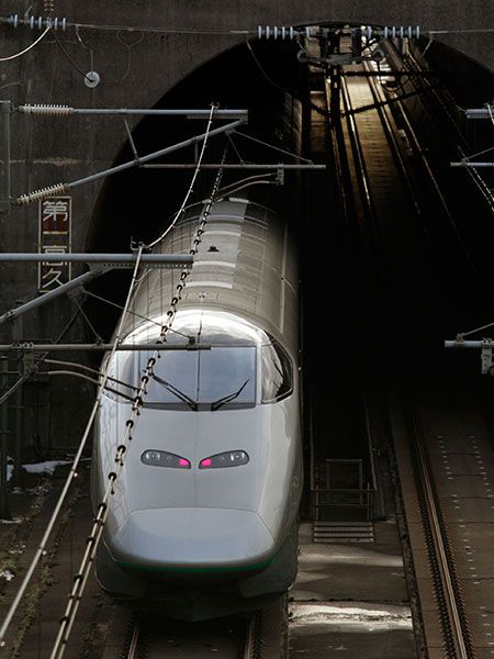 電車の架線 セクションインシュレータ | 三和テッキ株式会社