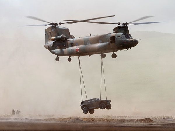 噴火で出動中の大型輸送ヘリCH-47 その実力とは（1/2 ページ） | 乗り
