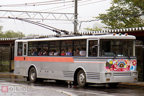 見た目はバス、中身は電車？ 日本唯一、トロリーバスの謎 乗りものニュース