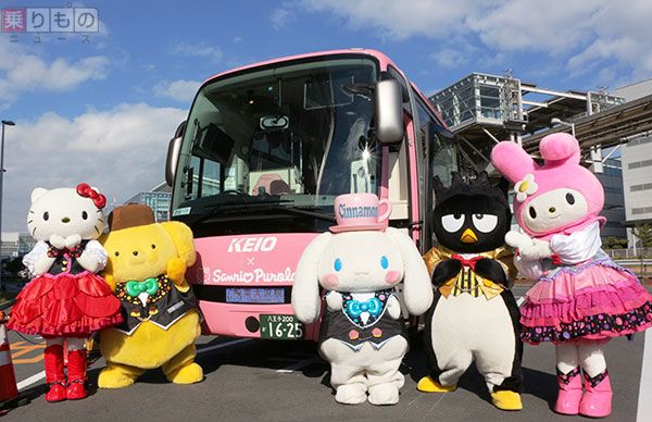 ハローキティの声で「次、停まりまーす！」 サンリオだらけなバス
