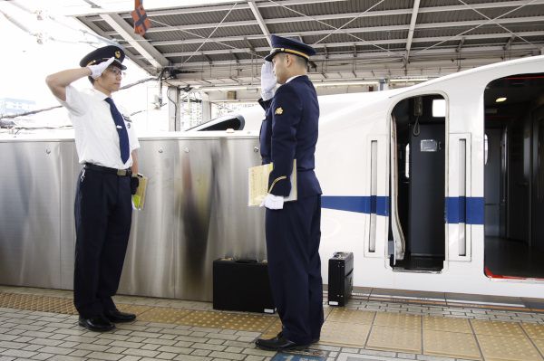 変わる東海道新幹線の夏 初めて「上着なし」に JR東海、接客制服25年