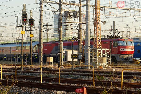 寝台特急「カシオペア」のE26系、JR貨物のEH500形「金太郎」と連結