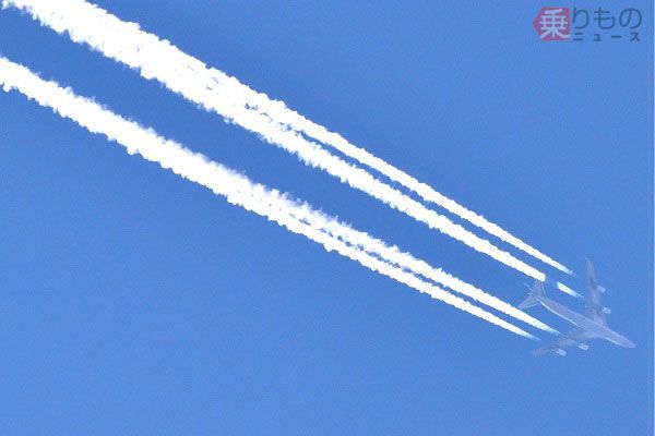 飛行機雲はなぜできる？ 「雨が近い」といわれるのにもワケがある