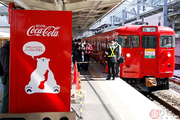 コカ・コーラ社広告販促シート車両用 自販機と同じ色「コカ・コーラ電車」登場！ 「115系の動く博物館