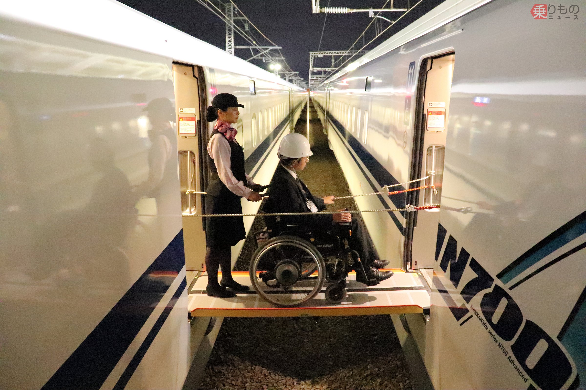 新兵器は「新型渡り板」と「自撮り棒」 東海道新幹線で異常時対応訓練