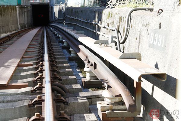 上に電線がないのに電車が走る 地下鉄に多い「サードレール方式」の