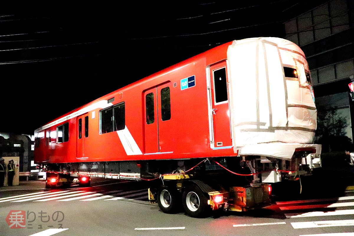 丸ノ内線の赤い新型「2000系」が完成 東京メトロ車両基地に到着（写真