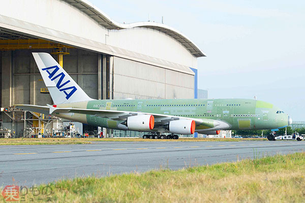 ANAの「空飛ぶウミガメ」A380初号機、最終組立工場からロールアウト