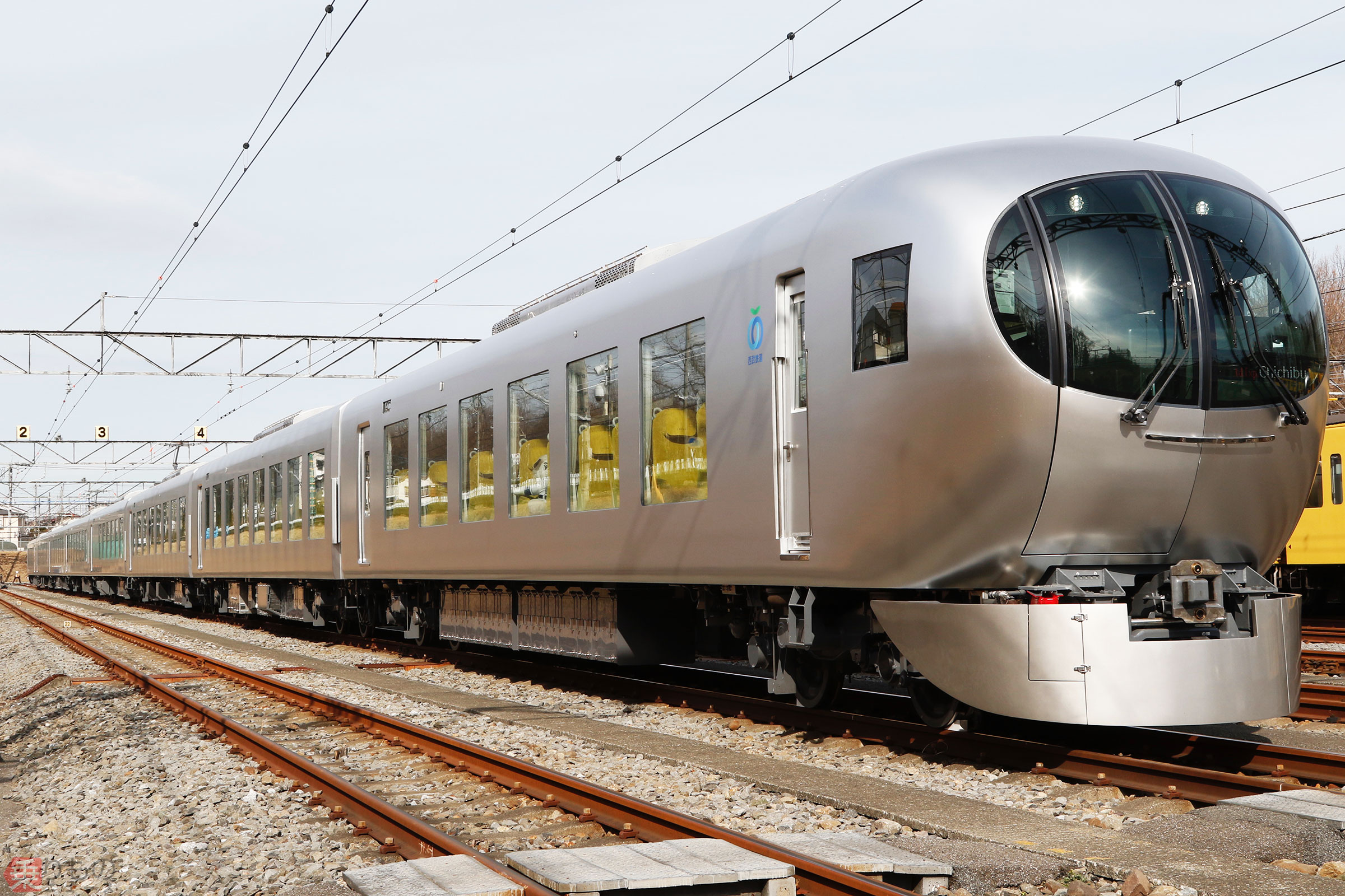 銀色の新型特急001系「ラビュー」お披露目イベント開催 池袋へ