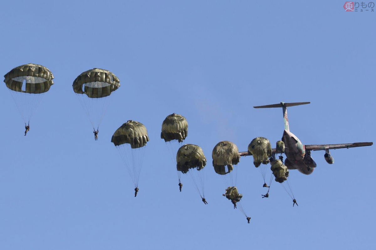 航空機から飛び出す「空挺降下」というお仕事 陸自の精鋭部隊、配属