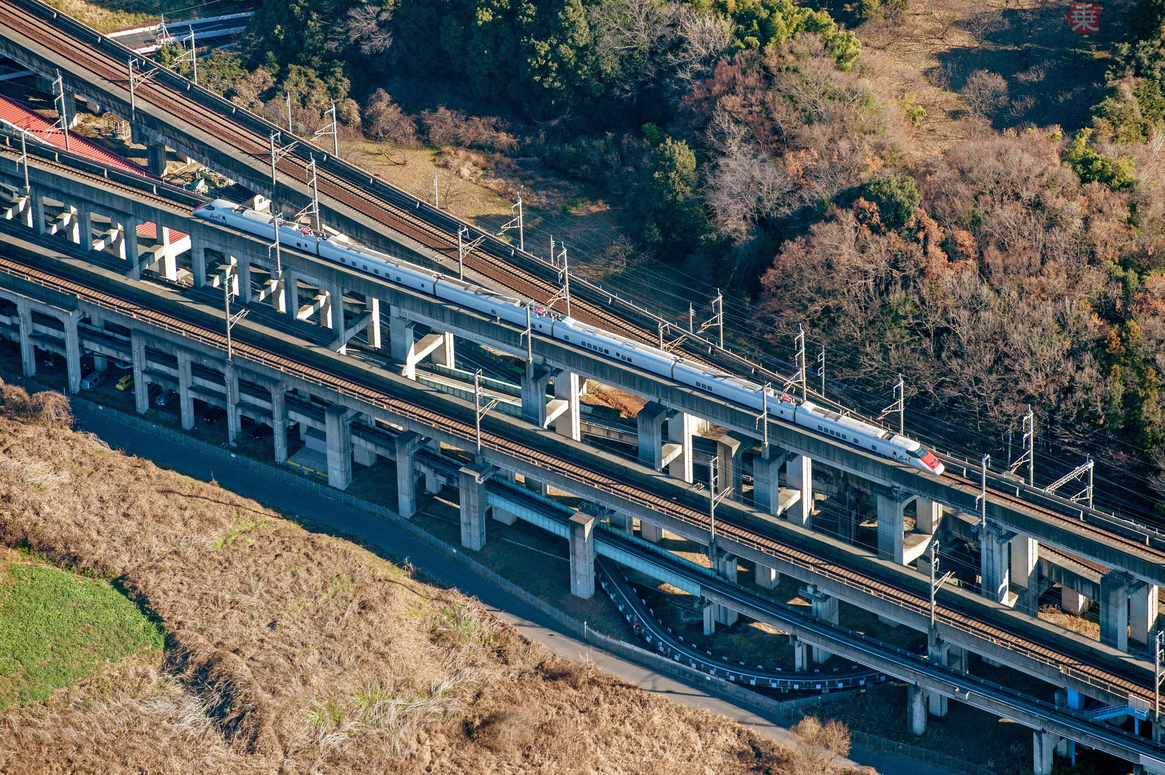 空から撮った鉄道】それは偶然の出会い 「East i」が行く新幹線の分岐