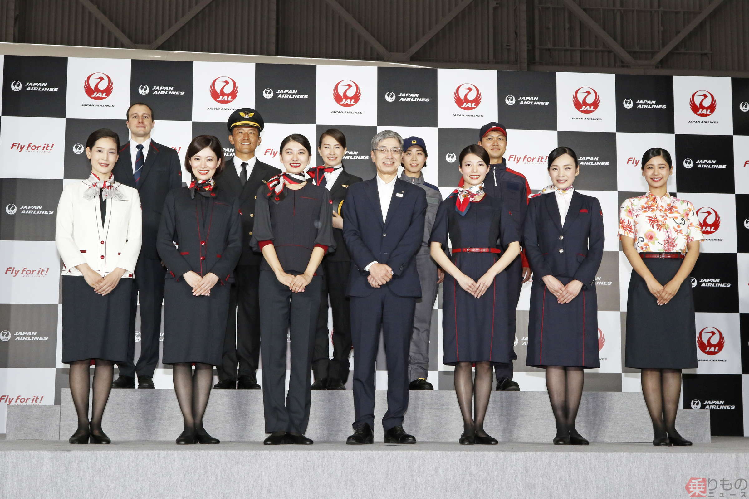 JAL、2020年4月から新制服 CAにパンツスタイルも採用 女性