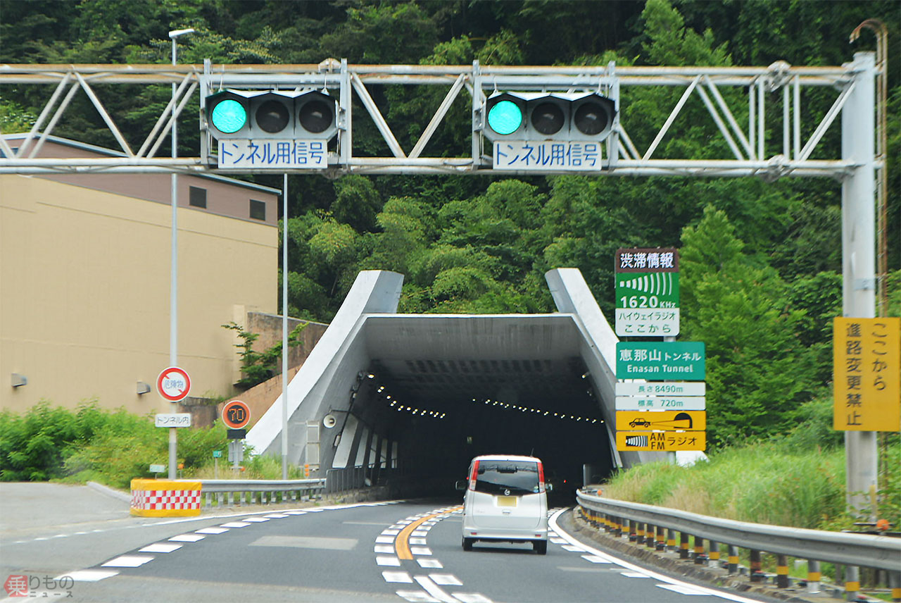 交差してない高速道路の信号機、赤や黄色はいつ点灯？ 遭遇したら