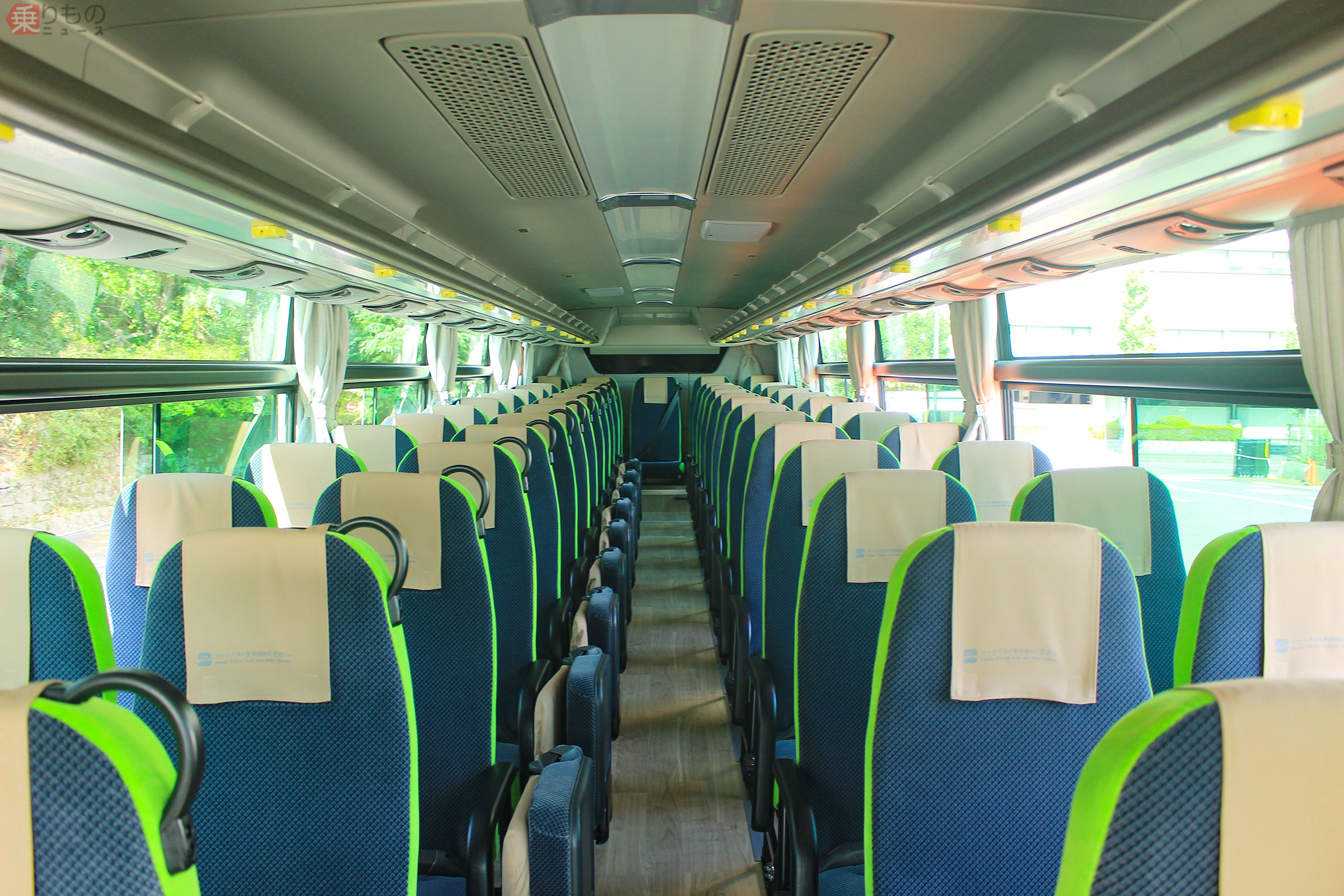 大型バスの車体変えずに席1列増、どう実現？ 限界打破した「13列64人