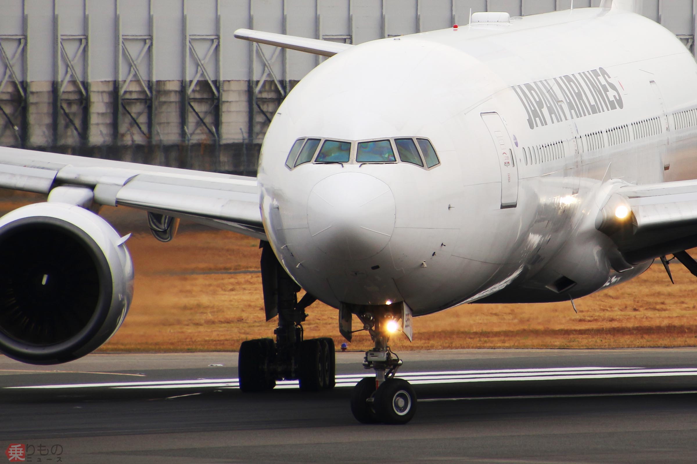 旅客機の地上走行 実は操縦桿ほぼ不使用です…どうやって曲がるの？ 「ティラー」とは | 乗りものニュース