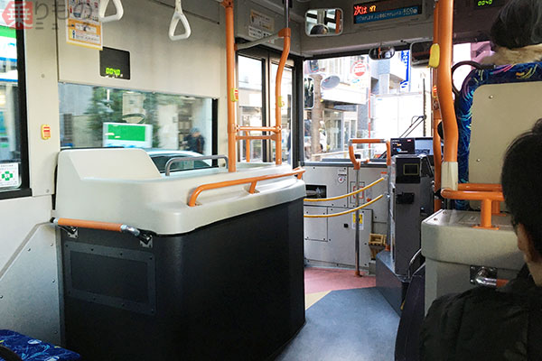 姿消す路線バス「左の最前列席」運転席の左後ろ バスファンの特等席