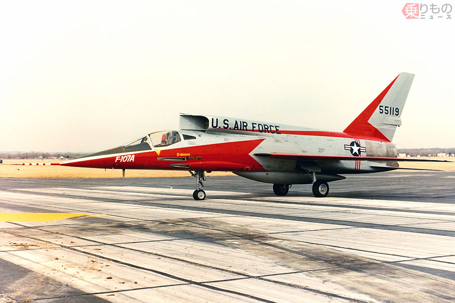 操縦席直上にエンジンの空気吸入口…なぜそうなった？ 危険なニオイのF