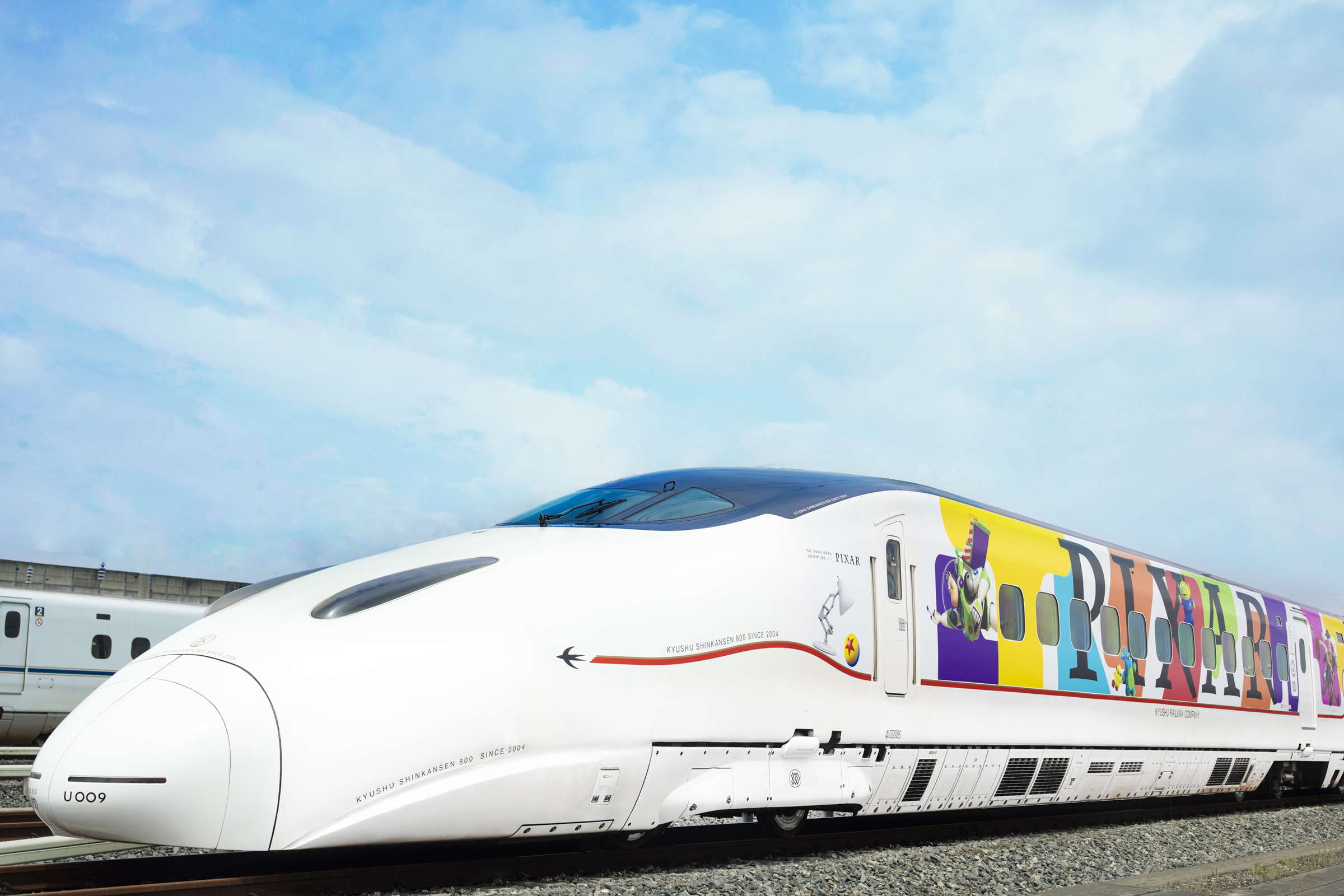 260km/hのカラフル新幹線 出発進行！ ピクサーキャラいっぱいで九州