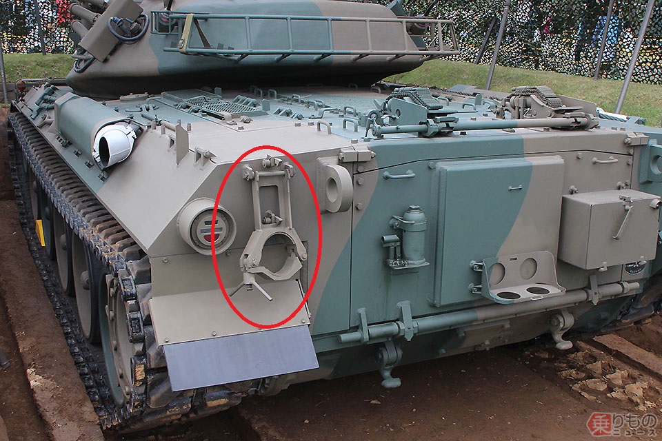 戦車の後ろについている手錠みたいなのってナニ？ 車種によって