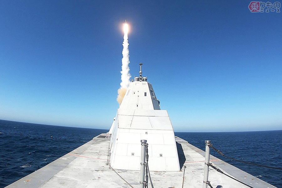 米海軍ステルス駆逐艦「ズムウォルト」 垂直発射システムからミサイル