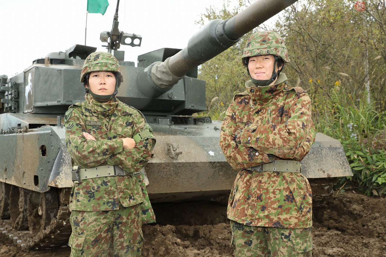 リアル戦車乗り女子を直撃！ 陸自初の小隊長と操縦手 女性も働く職場