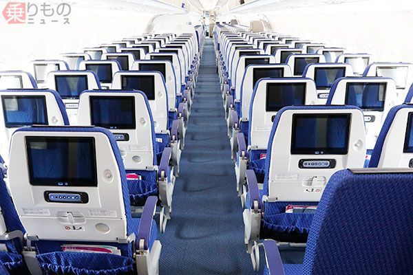 飛行機の座席 前方がやっぱりいいの？ 中央・後方の「いいところ」は | 乗りものニュース