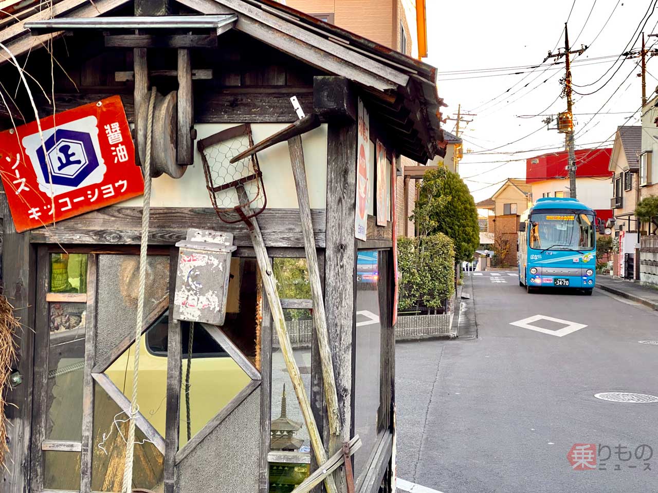 昭和レトロすぎるバス停、東京の住宅街に なぜできた？ 手作りの待合室に懐かしの看板 | 乗りものニュース