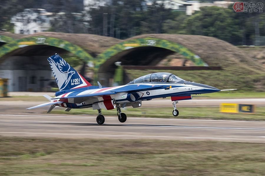 台湾 新ジェット練習機T-5「勇鷹」の試験飛行を公開 | 乗りものニュース