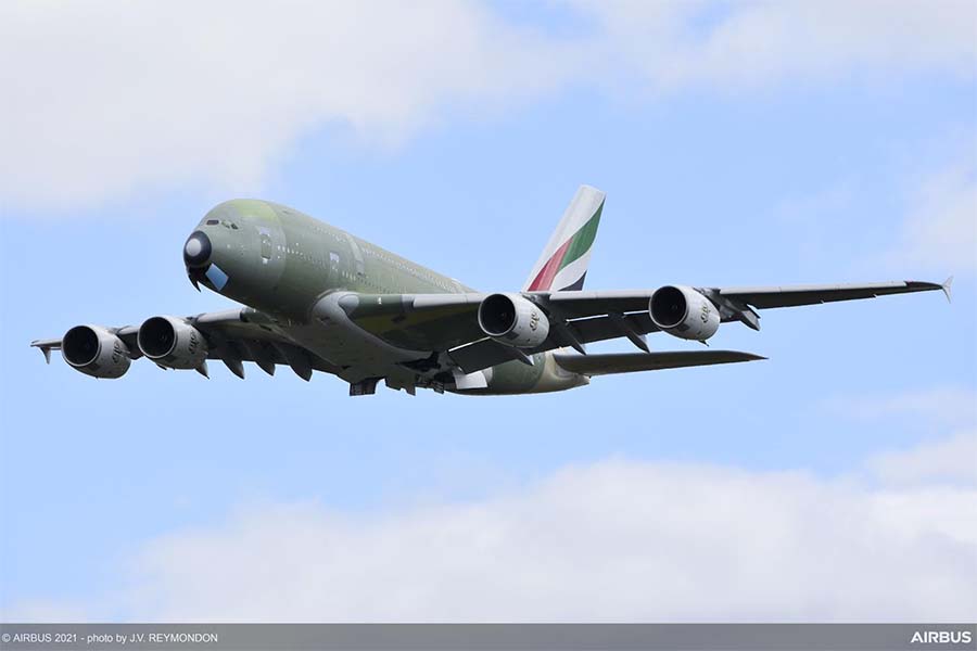 総2階建て巨大機「エアバスA380」最後の新造機が初フライト