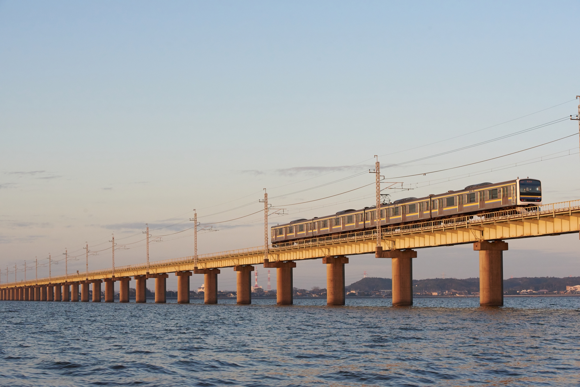 湖上を延々と走る列車 JR鹿島線の絶景「北浦橋梁」が生まれたワケ