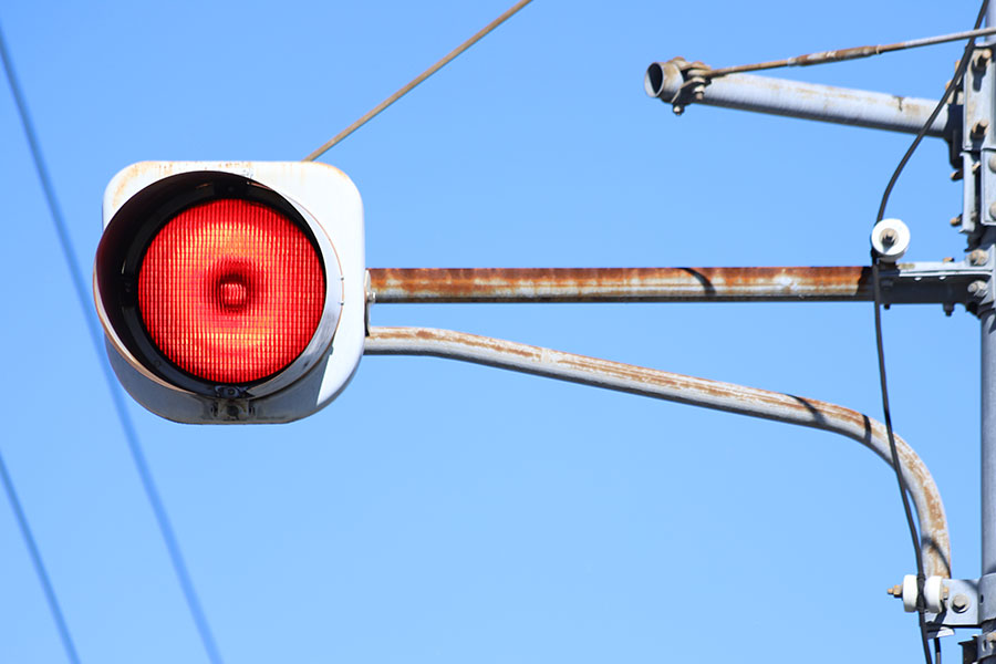 意味なし？ 「一灯式信号機」なぜ消える 国ぐるみで撤去の方針 しかし