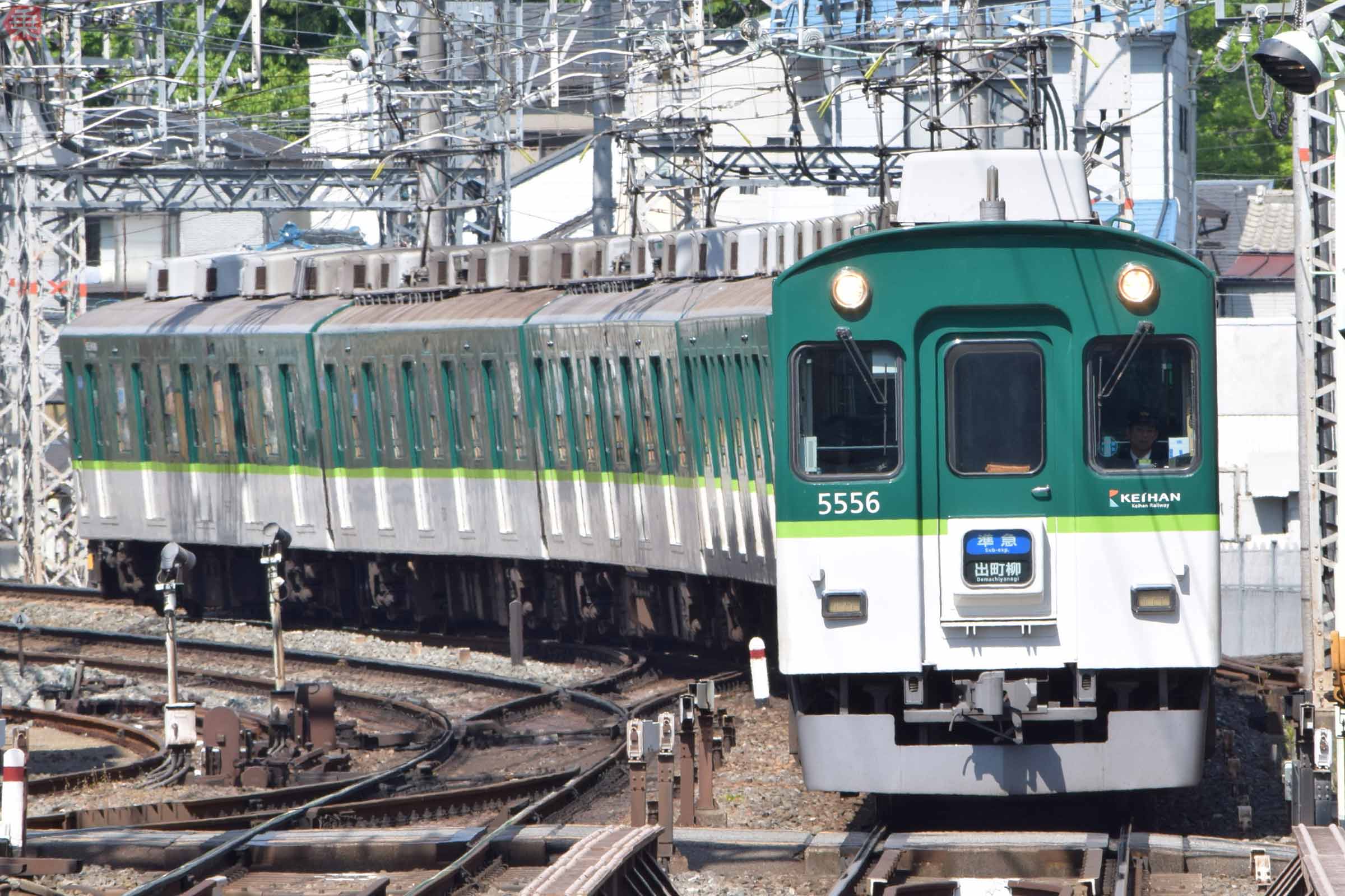 イスが天井に収納される珍しい電車「京阪5000系」引退延期に | 乗り