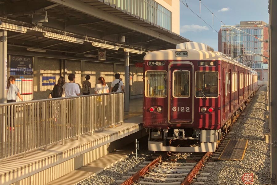 阪急 西宮北口駅に「閉まらずの踏切」があるワケは？ 正式名称も