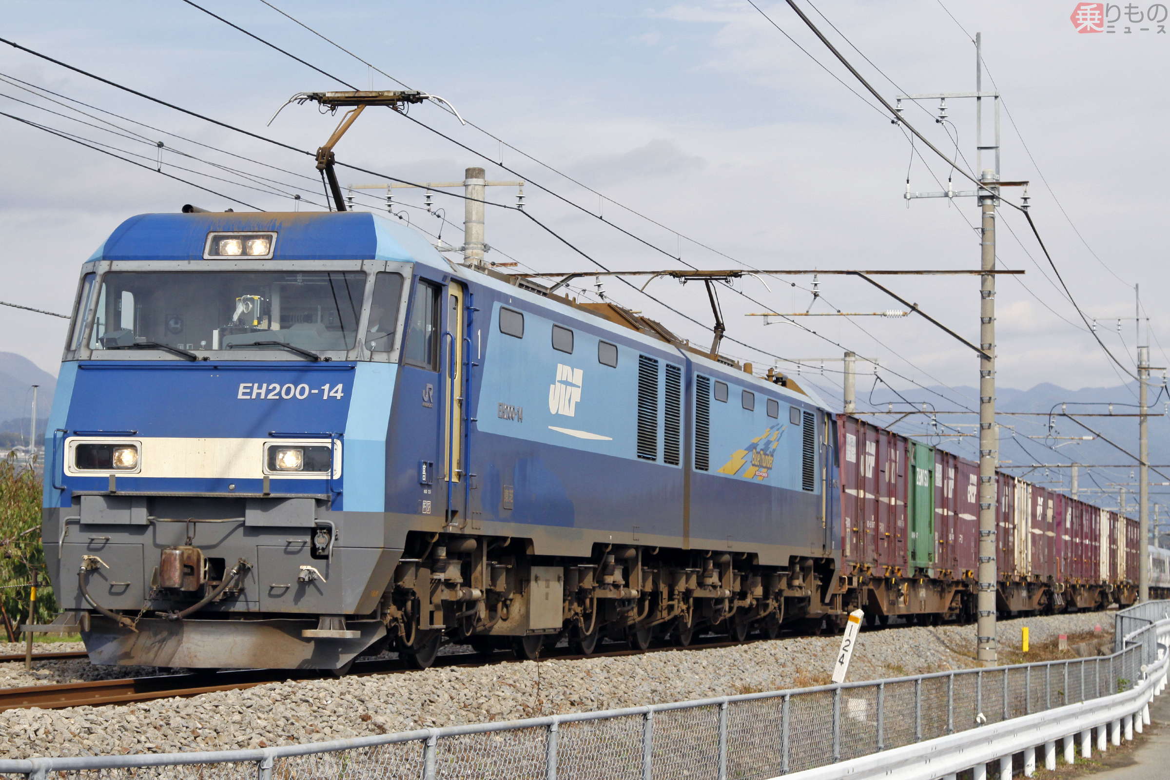 青い車体に赤い羽根！ JR貨物のEH200形電気機関車に「赤い羽根共同募金