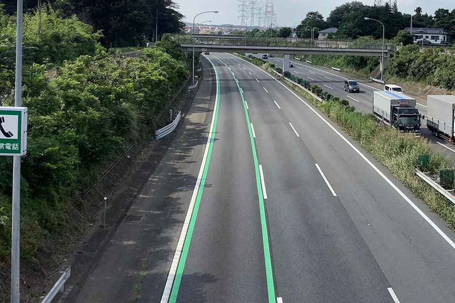 高速道路の車線に「緑色の実線」初登場 踏んでいいの? その意味とは(1/2 ページ) | 乗りものニュース