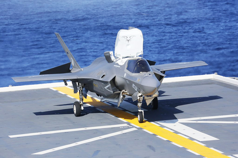 海上自衛隊 ヘリ護衛艦「いずも」でF-35B戦闘機の発着艦を実施（1/2