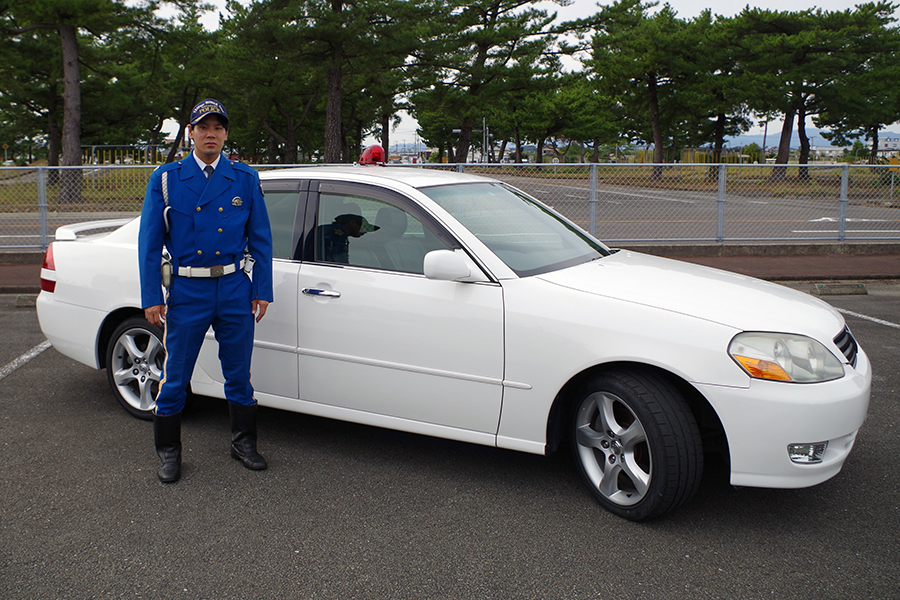 覆面パトカーに見えない!? 約20年運用の宮崎県警 「マークII」が
