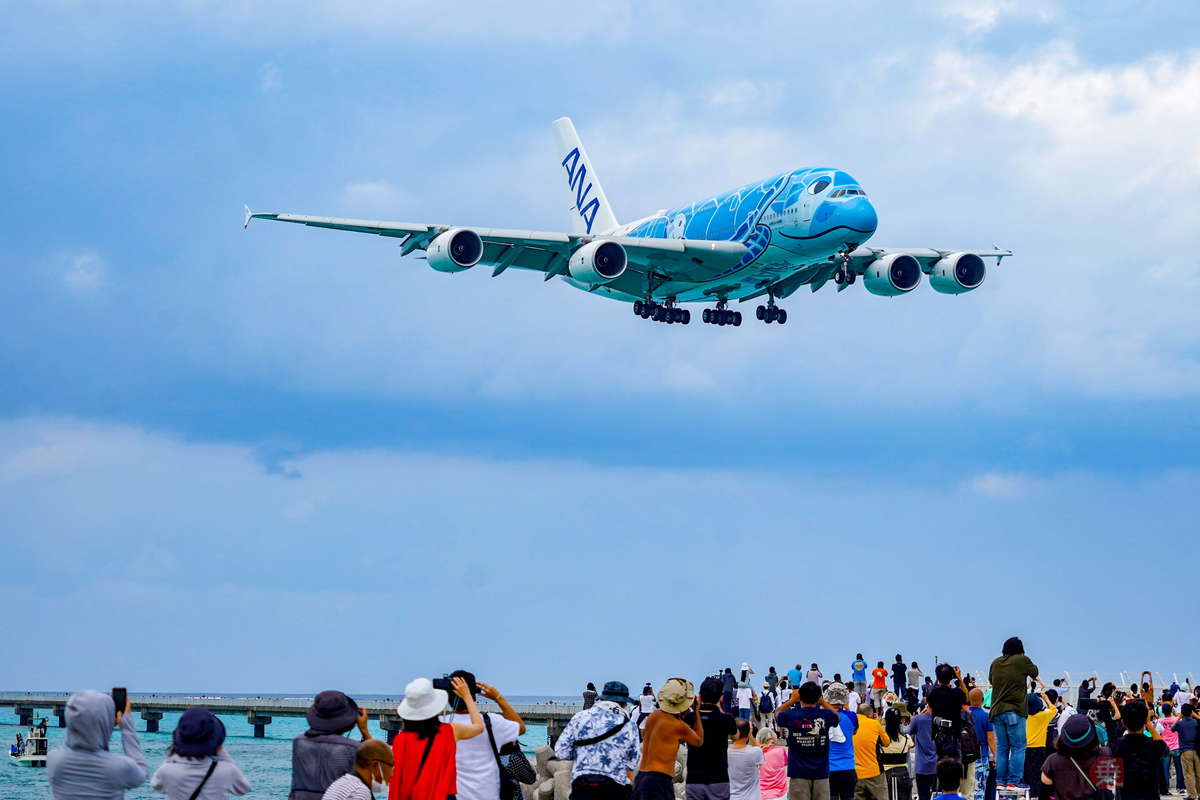 ANA巨大機A380 ついに「聖地」下地島へ初飛来！ 激映え着陸の様子 低空