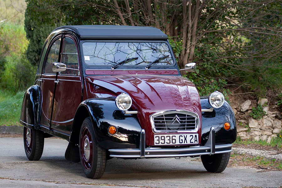 フランスの名車「シトロエン2CV」今でも“新車”が買えるワケ パリでは観光の足に | 乗りものニュース