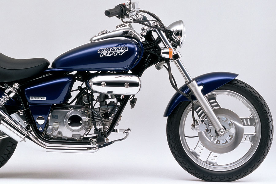 これ原付!? ホンダ「マグナ」50cc＆250cc 小さなゴツめのアメリカンバイク | 乗りものニュース