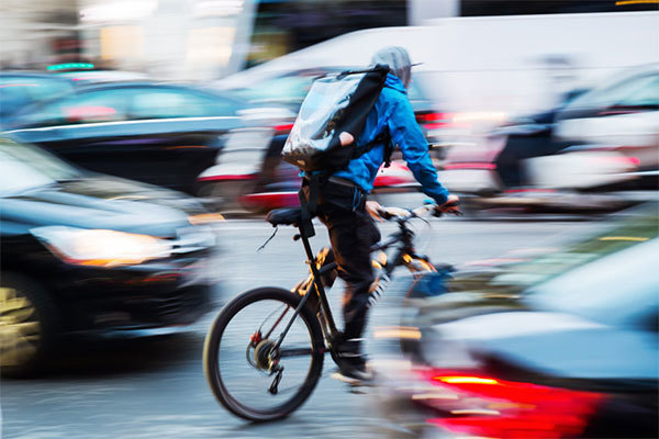 自転車は100km/hで走っても合法？ 原付よりはるかに速く走ってもOKなワケ | 乗りものニュース