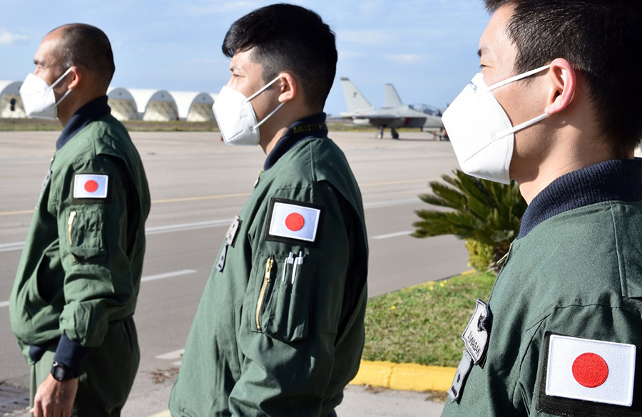 航空自衛隊パイロット イタリア空軍で訓練スタート 基地入口には日の丸