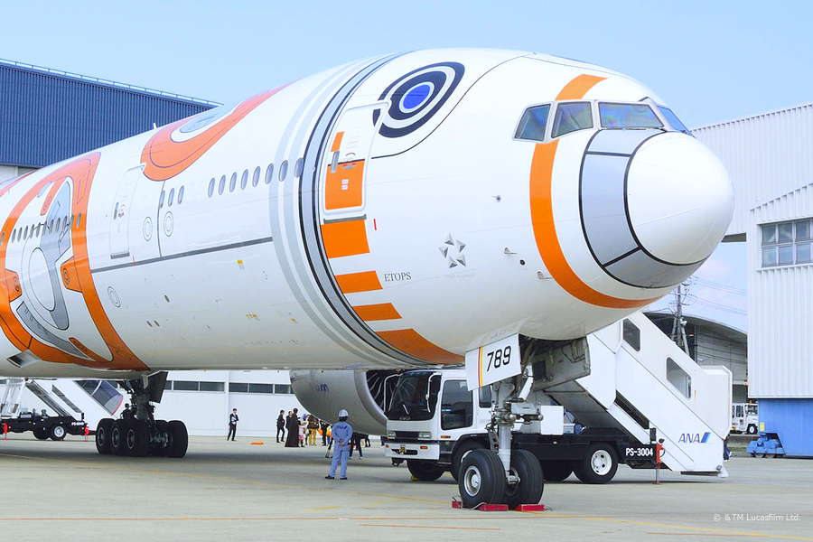 ANA『スター・ウォーズ』特別機、3月末退役へ 「BB-8」塗装777、最終日はまさかの国内線投入！ | 乗りものニュース