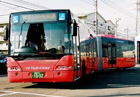 ツインライナー」が開業した日 全国初のノンステップ連節バス 湘南台駅