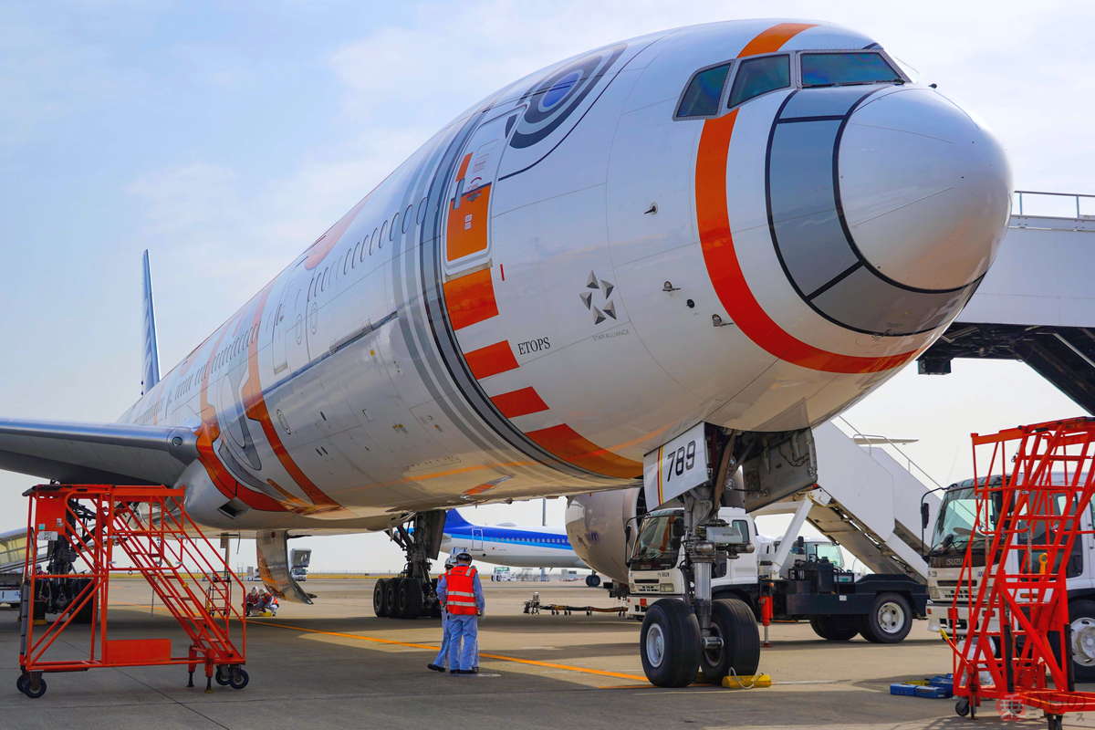 ANA「STAR WARS」特別機「BB-8 JET」、波乱の最終運航日 ファンへの“珍”サプライズも | 乗りものニュース