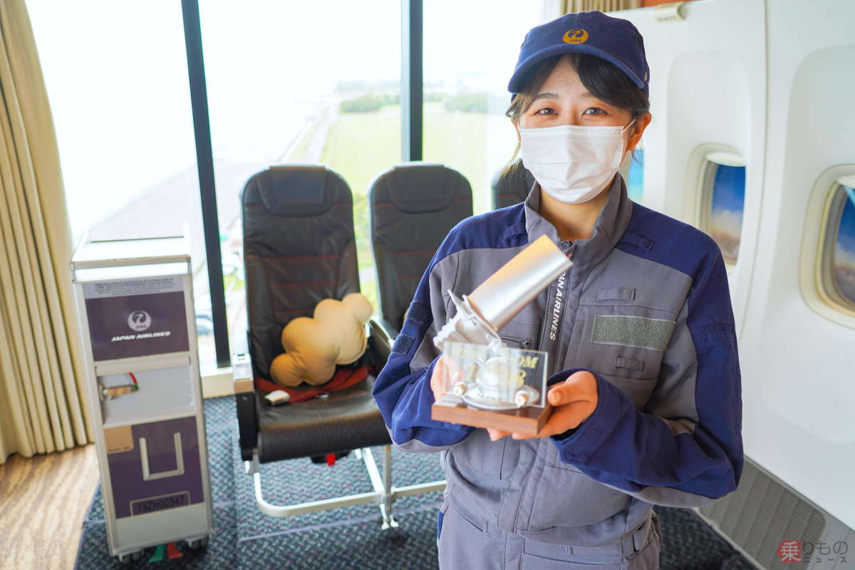 JAL 航空機　客室の窓 画像ギャラリー | ボタン押すと窓真っ黒！ ボーイング787独自の