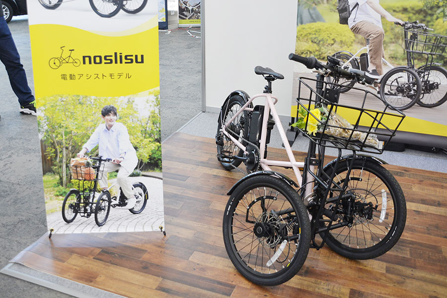 カワサキ初の「自転車」乗ってみた 異形の「前2輪」メリットは？ フル電動タイプも | 乗りものニュース