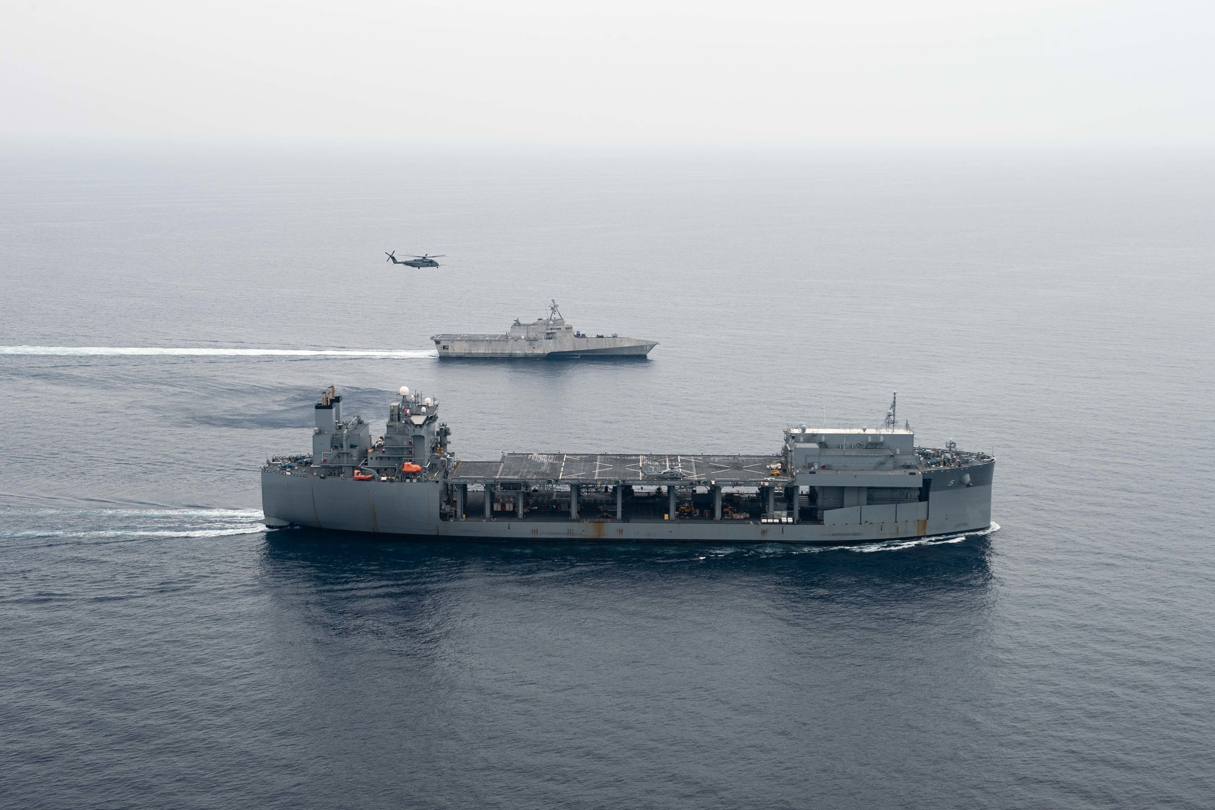 移動洋上基地！ 危険な機雷処理などのサポート担う米海軍の
