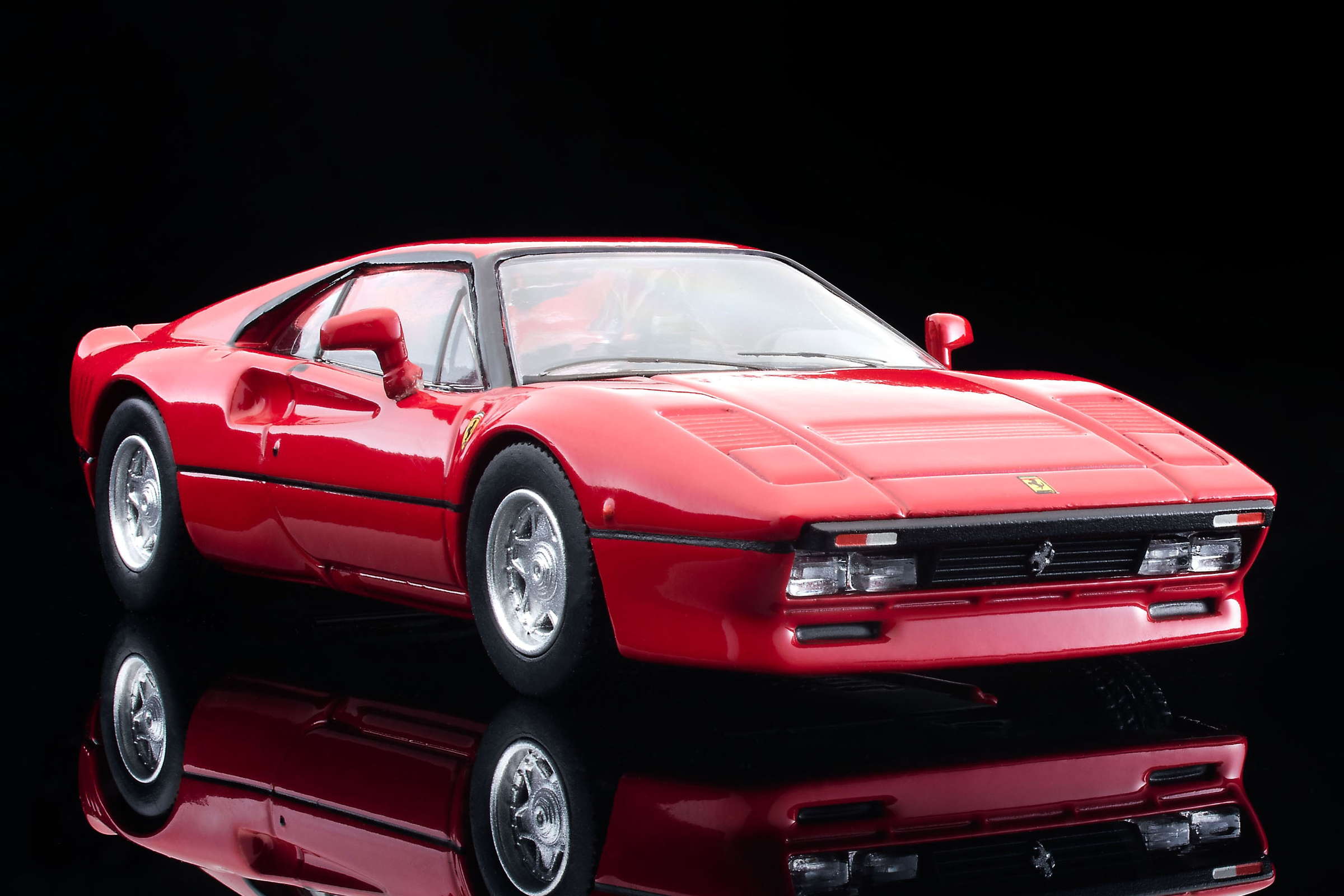 フェラーリ GTOが1/64スケールのミニカーに エンジンフードも