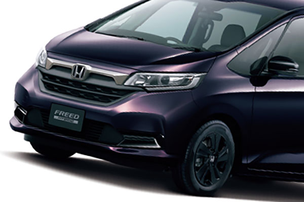 黒すぎるフリード」登場 一部改良＆特別仕様車を設定 内装も黒々
